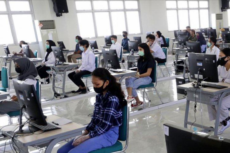 Endonezya'da Kovid-19 g&ouml;lgesinde okullar yeniden a&ccedil;ıldı