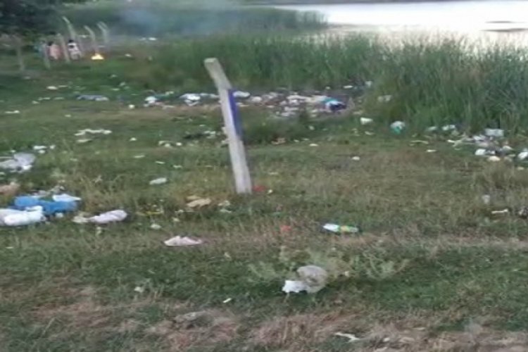 Piknik&ccedil;ilerin akın ettiği İmrahor G&ouml;l&uuml;, &ccedil;&ouml;pl&uuml;ğe d&ouml;nd&uuml;