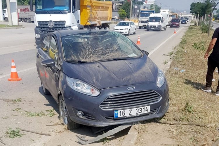 Bursa İneg&ouml;l'de iki ara&ccedil; &ccedil;arpıştı: 3 yaralı
