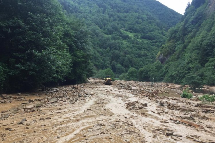 Rize'de sağanak sele yol a&ccedil;tı