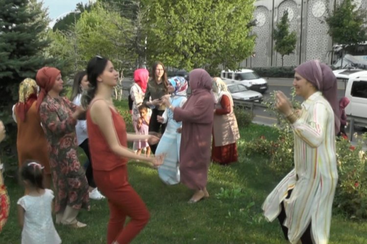 D&uuml;ğ&uuml;n konvoyunda ara&ccedil;ları arızalanınca otobanı d&uuml;ğ&uuml;n evine &ccedil;evirdi