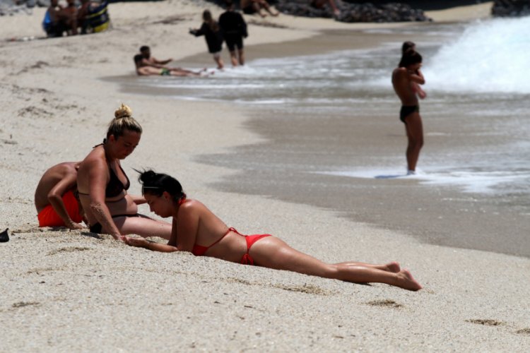 Alanya'da sıcaktan bunalan denize koştu