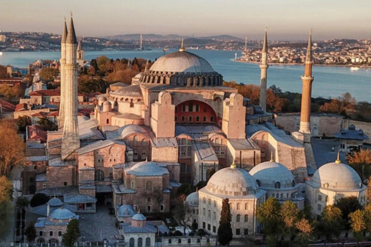 İran'dan Ayasofya'nın ibadete a&ccedil;ılması hakkında ilk yorum: Mutluluk duyduk