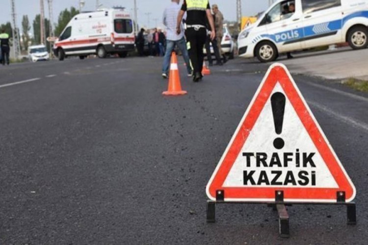 Minib&uuml;s ile otomobil &ccedil;arpıştı: 17 yaralı