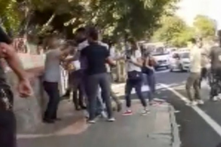 Minib&uuml;ste kadın ve erkek yolcunun '&ouml;ks&uuml;r&uuml;k' kavgası