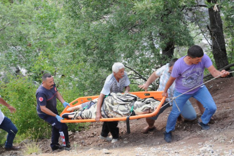 Otomobil u&ccedil;uruma yuvarlandı: 3 &ouml;l&uuml;, 4 yaralı