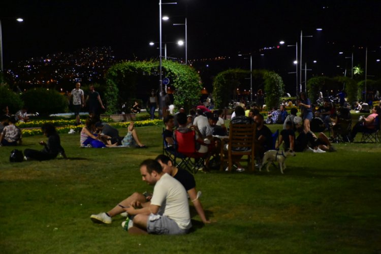 İzmirliler koronavir&uuml;s&uuml; unuttu