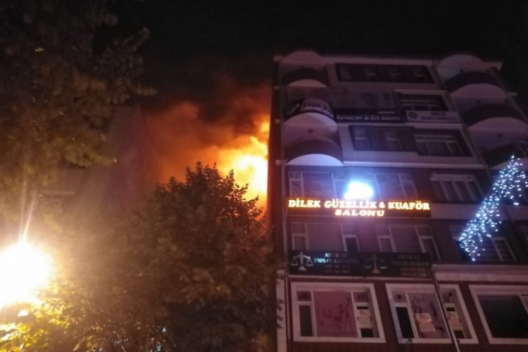 8 katlı bir binanın &ccedil;atısındaki yangın korkuttu