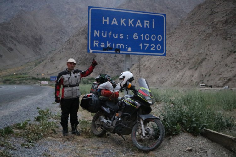 Motosikletiyle 12 il ve 23 il&ccedil;e gezip, &ccedil;ocukluk hayalini ger&ccedil;ekleştirdi
