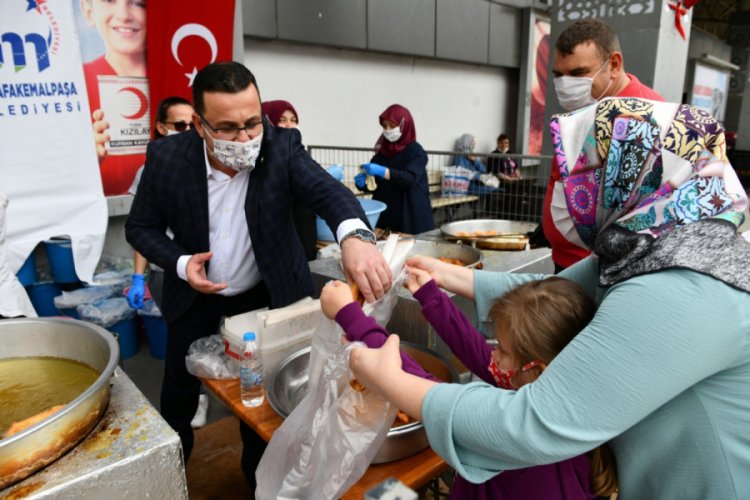 Bursa Mustafakemalpaşa Belediyesi Ayasofya Cami i&ccedil;in lokma dağıttı