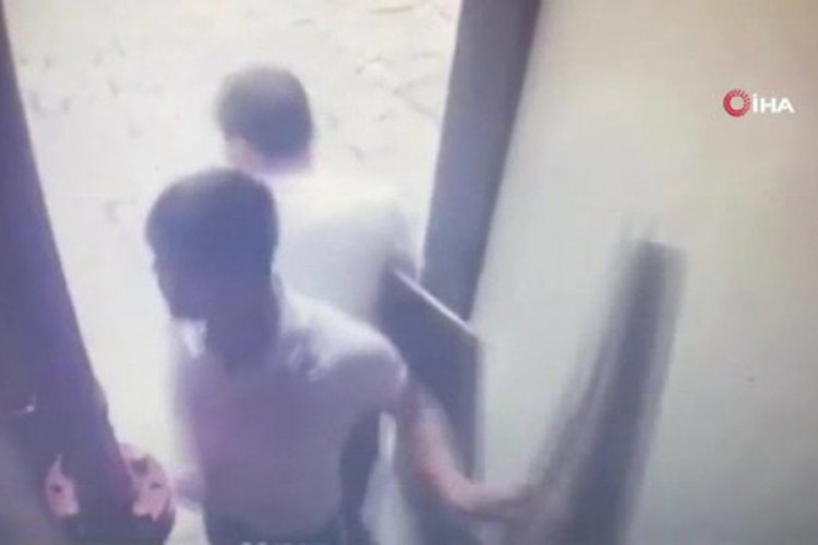 Televizyon hırsızları g&uuml;venlik kamerasına takıldı