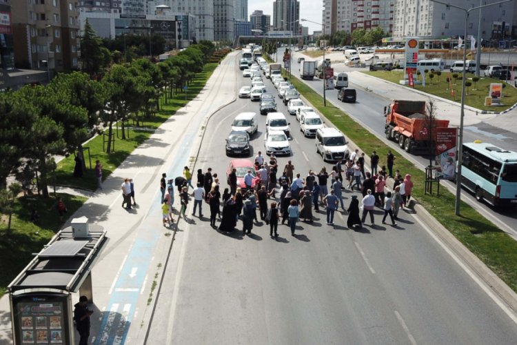 Yolun karşısına ge&ccedil;mek istedi... Vatandaşlar yolu kapattı