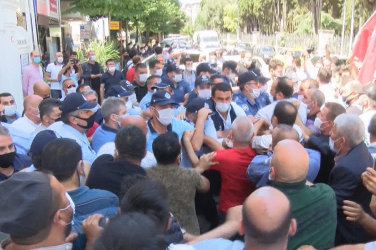 Belediye &ouml;n&uuml;nde arbede!