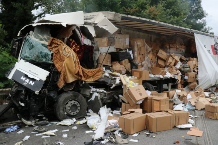 Kamyona &ccedil;arpan maske y&uuml;kl&uuml; tır par&ccedil;alandı: 1 &ouml;l&uuml;, 1 yaralı