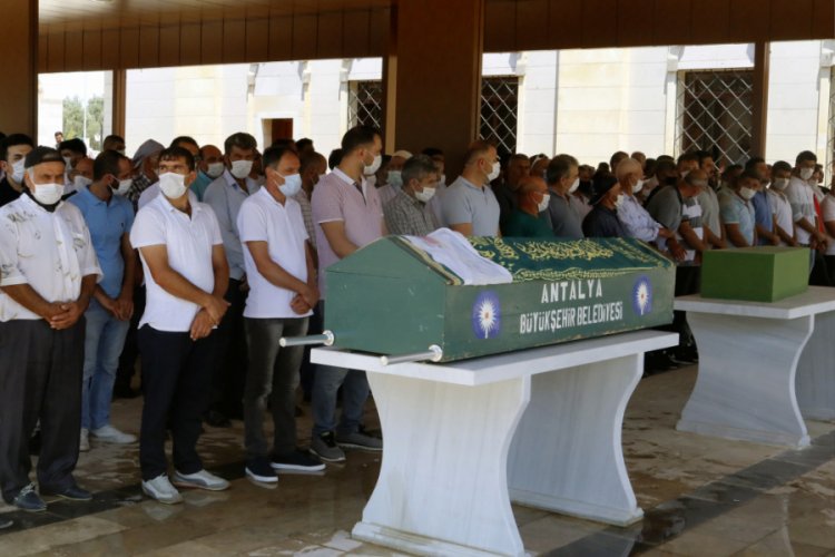İntihar eden anne ile &ccedil;atıdan attığı bebeği, son yolculuğa uğurlandı