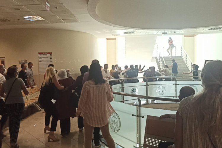 Kızlarının tacizle su&ccedil;ladığı babanın yargılandığı dava &ouml;ncesi kavga