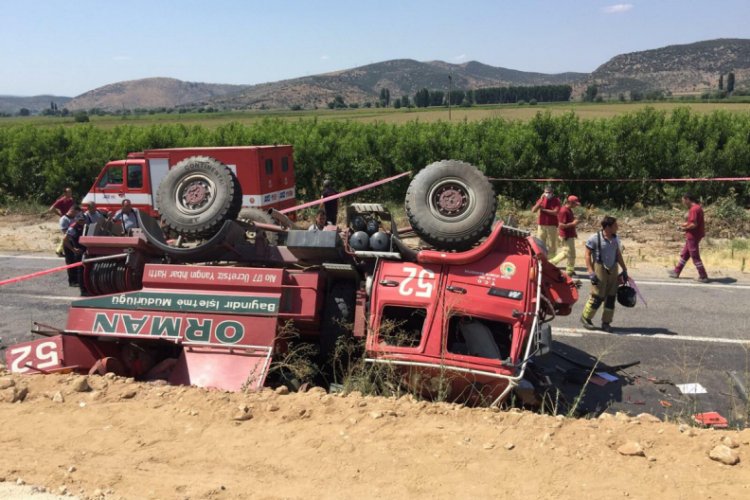 Yangına giden araz&ouml;z devrildi: 2 &ouml;l&uuml;, 2 yaralı