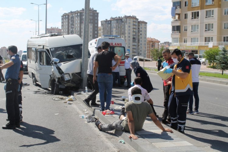 Kamyon, iş&ccedil;i servisine &ccedil;arptı: 10 yaralı