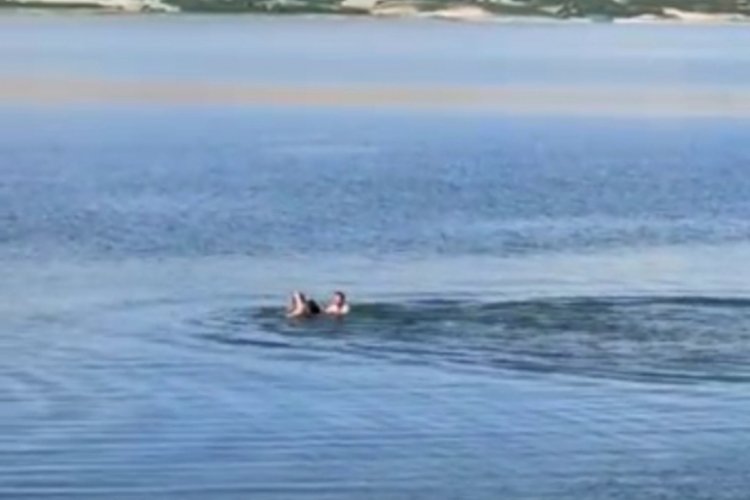 Feribot kaptanı, boğulmak &uuml;zere olan şahsı kurtardı