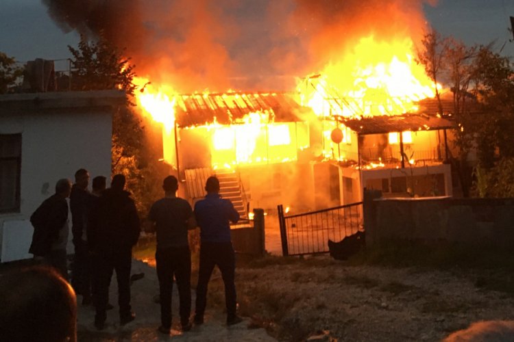 2 katlı ev alev alev yandı