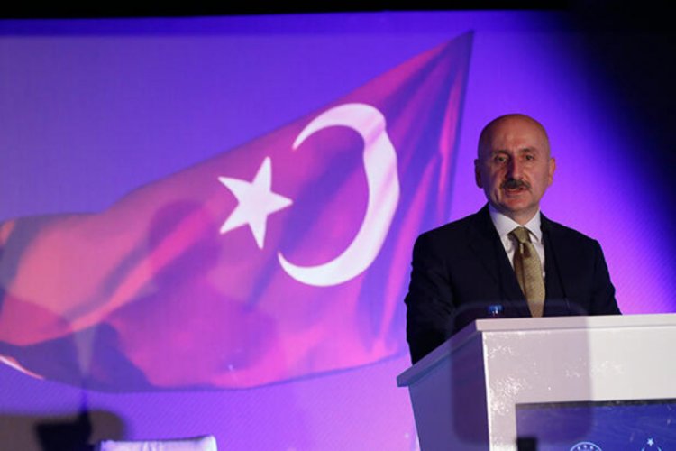 Bakan Karaismailoğlu, Ankara Garı'nda gen&ccedil;lerle buluştu