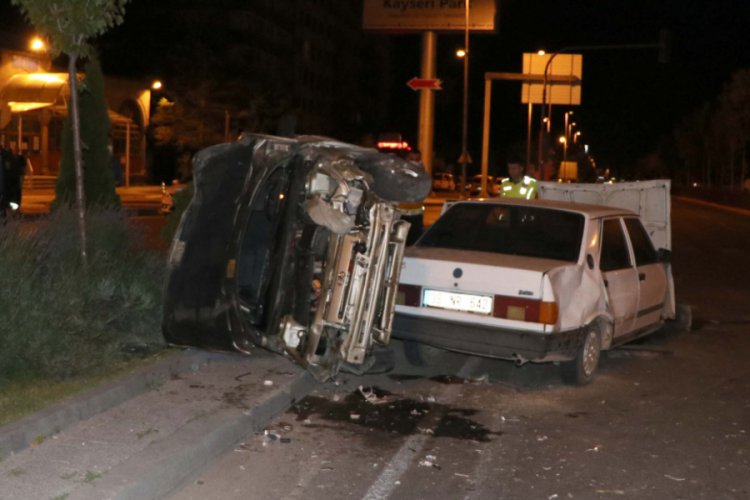 Kayseri'de iki otomobil &ccedil;arpıştı: 3 yaralı