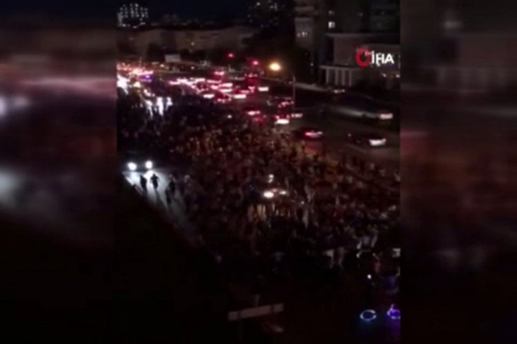 Azerbaycan'da halk sokağa &ccedil;ıktı