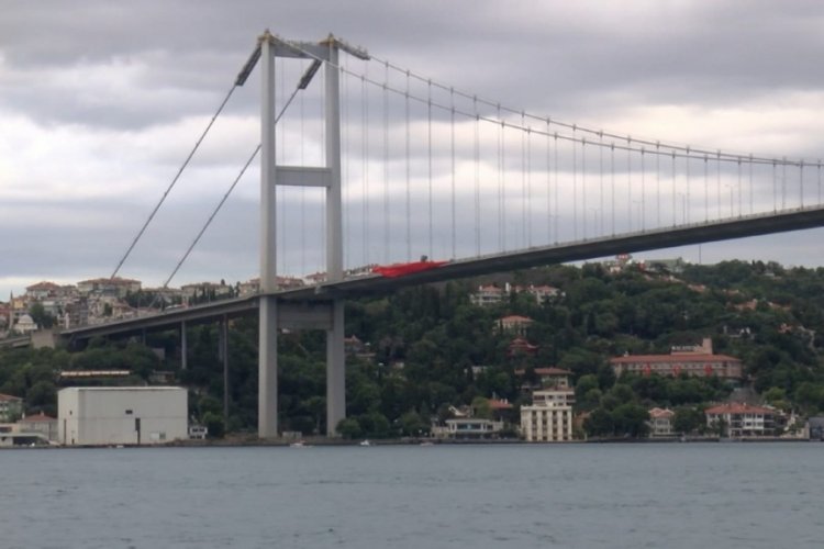 15 Temmuz Şehitler K&ouml;pr&uuml;s&uuml;'ne dev T&uuml;rk bayrakları asıldı