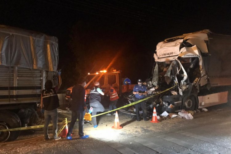 TIR'a arkadan &ccedil;arpan s&uuml;r&uuml;c&uuml; &ouml;ld&uuml;, 2 kişi yaralı