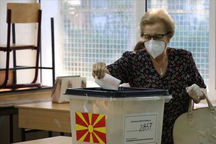Kuzey Makedonya'da halk erken genel se&ccedil;im i&ccedil;in sandık başında