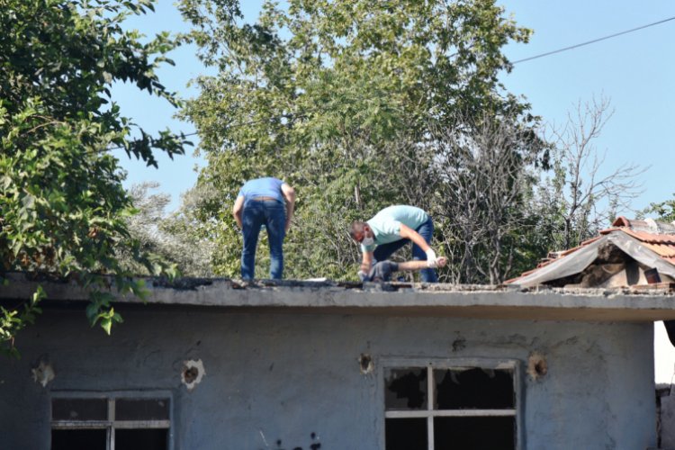 Metruk binanın damında &ouml;l&uuml; bulundu