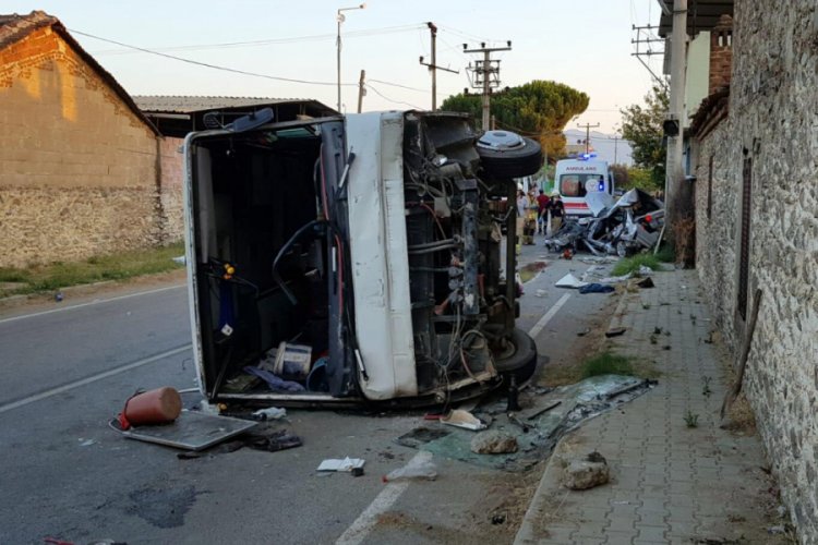 Otomobille servis minib&uuml;s&uuml; &ccedil;arpıştı: 1 &ouml;l&uuml;, 6 yaralı
