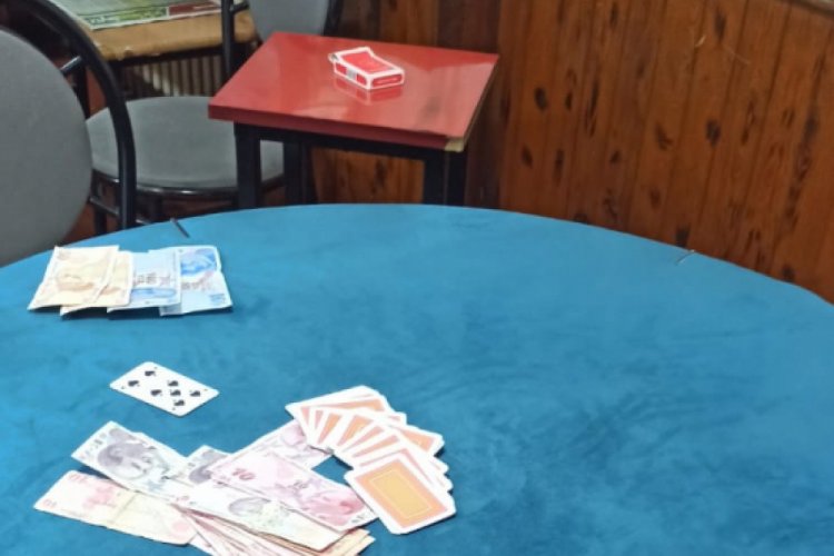 Dernekte kumar oynarken yakalandılar