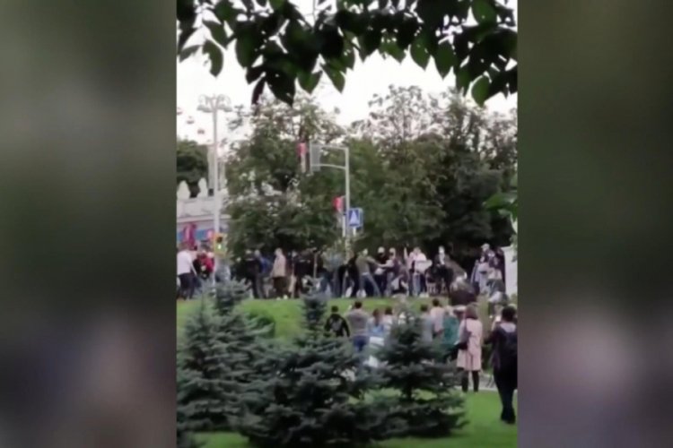 Belarus'ta h&uuml;k&uuml;met karşıtı grup sokağa d&ouml;k&uuml;ld&uuml;