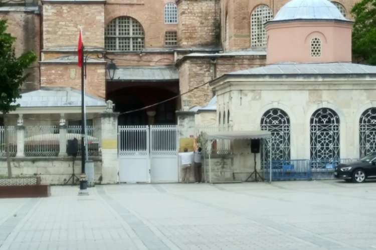 Ayasofya'da o tabelalar kaldırıldı
