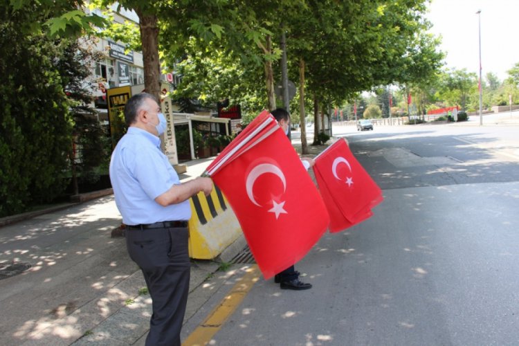 TESK, 51 şehit esnaf i&ccedil;in 51 bin T&uuml;rk Bayrağı dağıttı