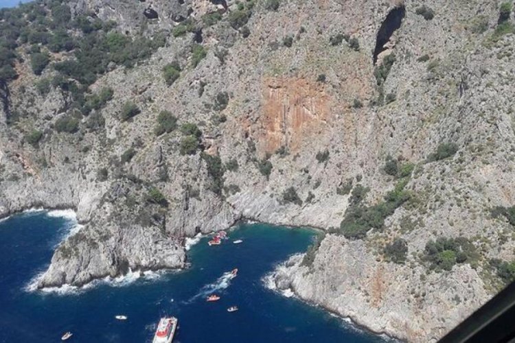 Fethiye a&ccedil;ıklarında s&uuml;r&uuml;klenen teknedeki 5 kişi kurtarıldı