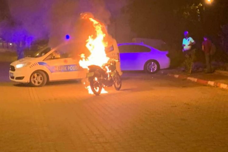 Polis ceza yazınca motosikletini ateşe verdi