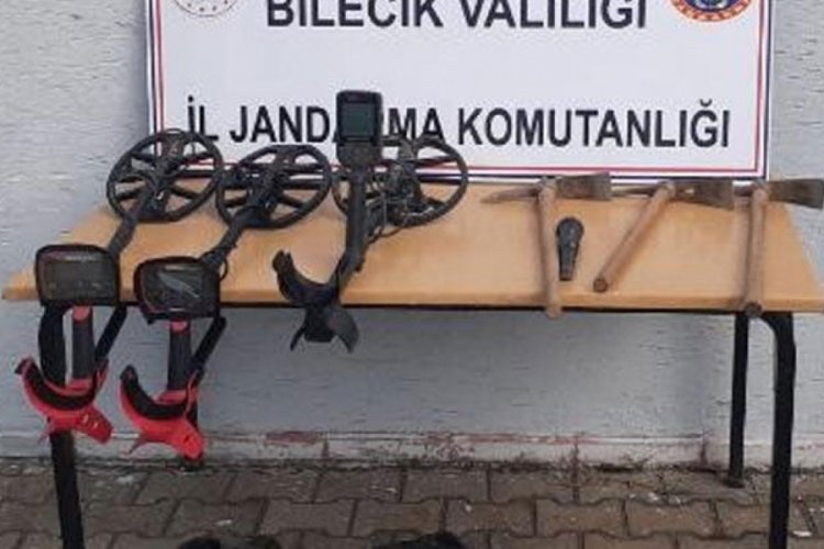 Tarihi eser i&ccedil;in kazı yapanlar su&ccedil;&uuml;st&uuml; yakalandı