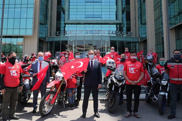 Bakan Kasapoğlu: Şanlı bayrağımızı hi&ccedil;bir hain odağın emellerine yar etmeyeceğiz