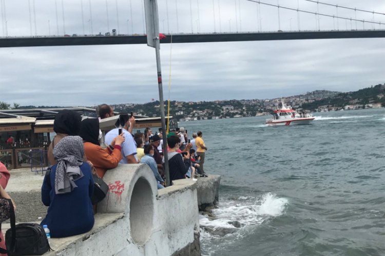 Kıyı Emniyeti gemilerinden Boğaz'da saygı ge&ccedil;işi
