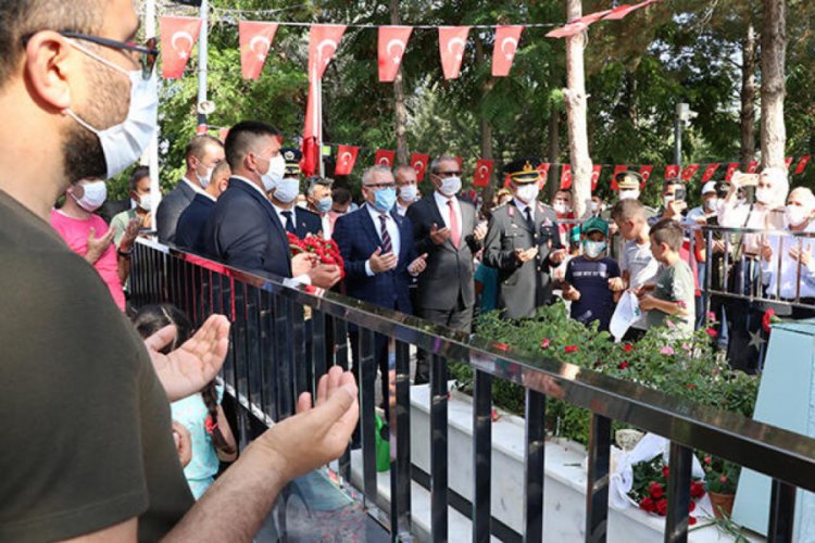 Şehit &Ouml;mer Halisdemir'in kabrine ziyaretler s&uuml;r&uuml;yor