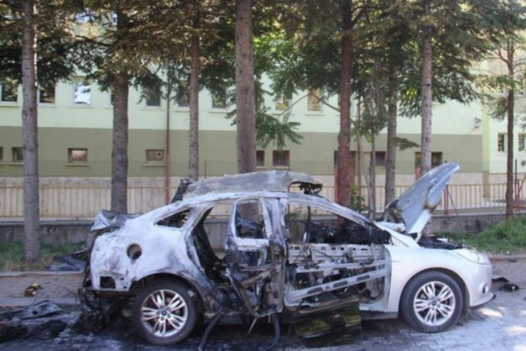 Otomobildeki piknik t&uuml;p&uuml; bomba gibi patladı