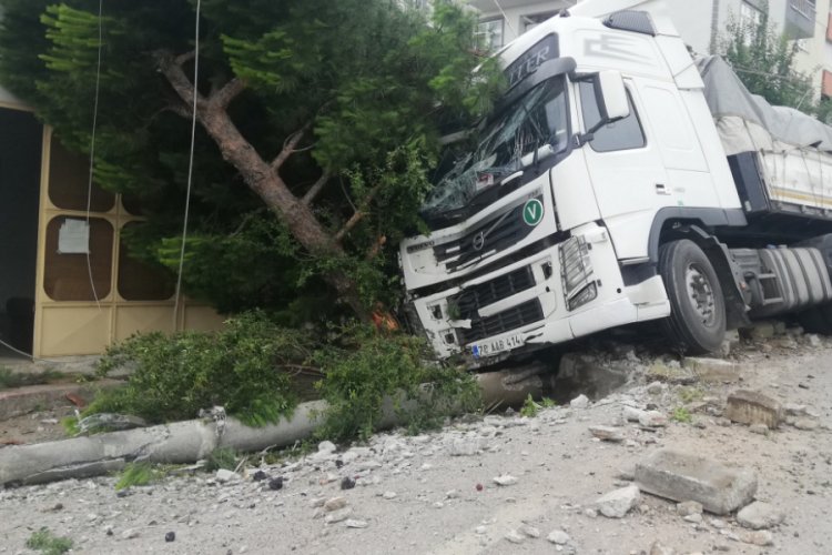 Kontrolden &ccedil;ıkan tır, elektrik direğini yerinden kopardı