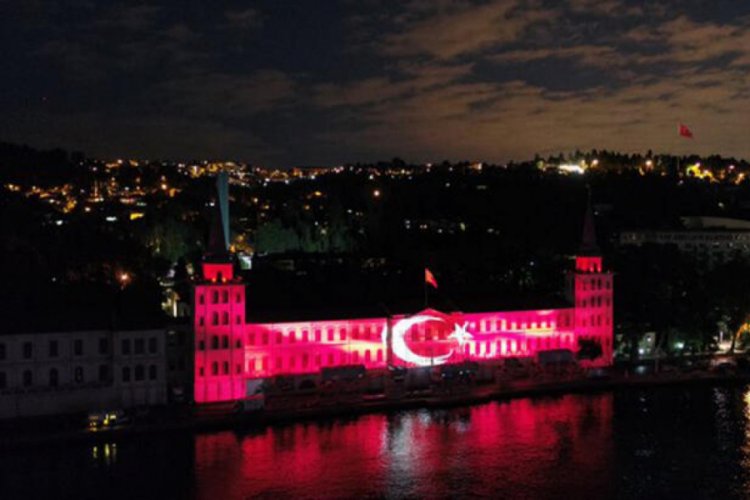 &Uuml;&ccedil; boyutlu ışık g&ouml;sterimi ile 15 Temmuz destanı!