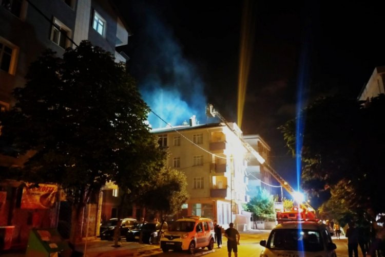 Hamamın bacası yandı, mahalleli sokağa d&ouml;k&uuml;ld&uuml;