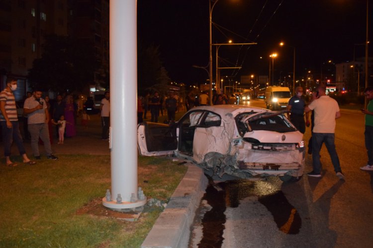 Kırmızı ışıkta ge&ccedil;en otomobil kamyonete &ccedil;arptı: 5 yaralı