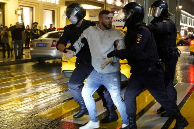 Rusya'da sokaklar karıştı: 130 g&ouml;zaltı