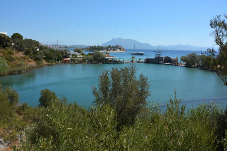 Denize 50 metre mesafedeki g&ouml;l, tatilcilerin ilgi odağı