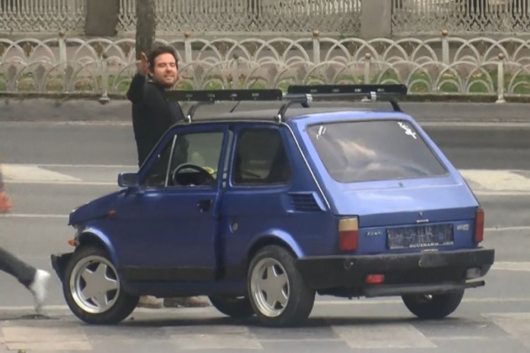 Yol ortasında ak&uuml;s&uuml; bitince &ccedil;ılgına d&ouml;nd&uuml;